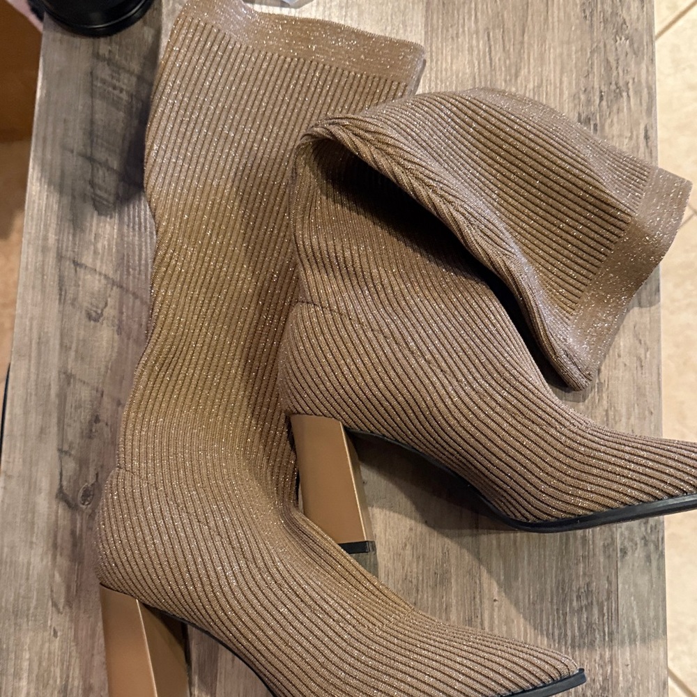 Elegant Brown Ribbed Women's Boots